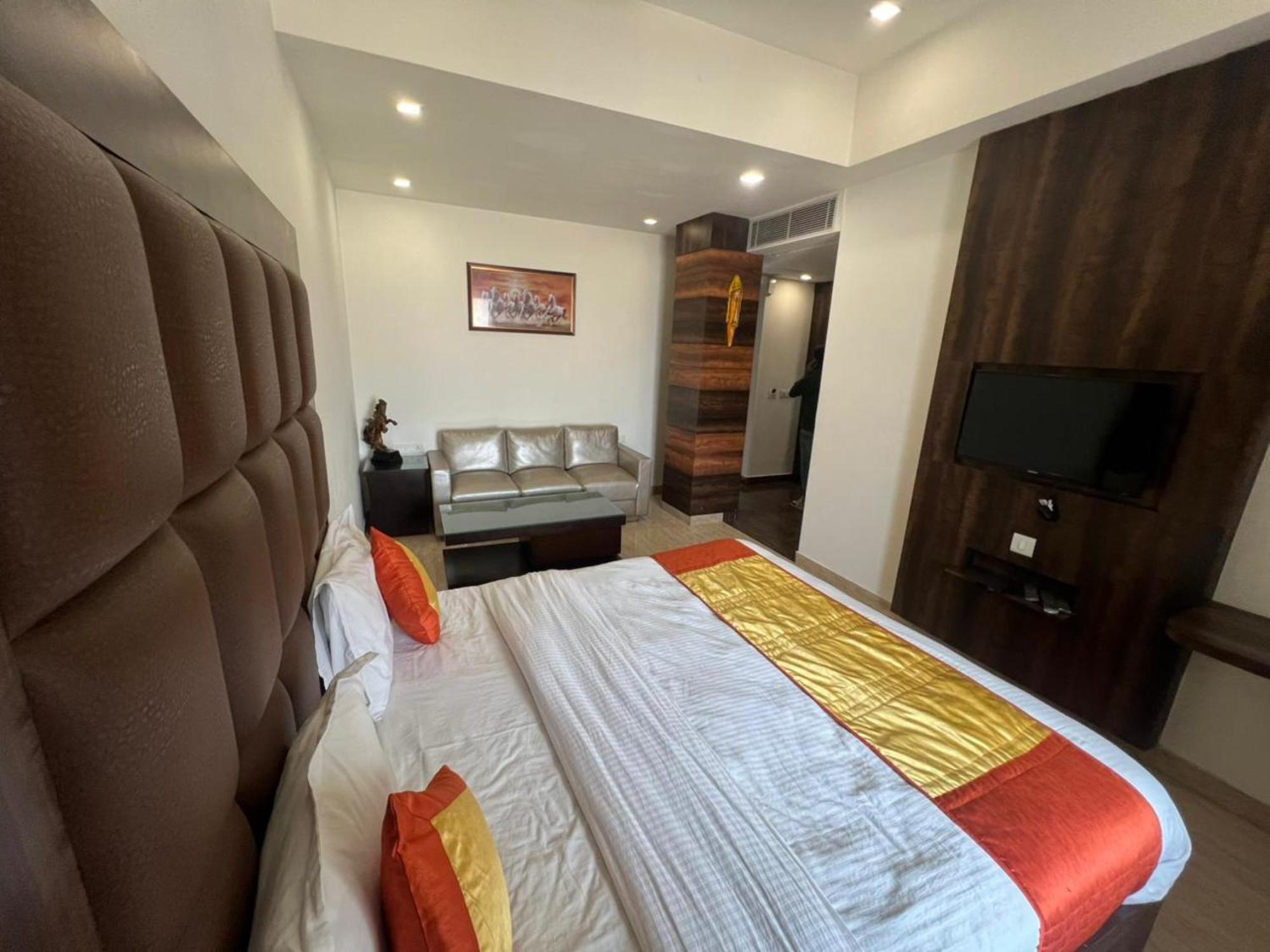 Hotel Royal Palace Hapur Exterior photo
