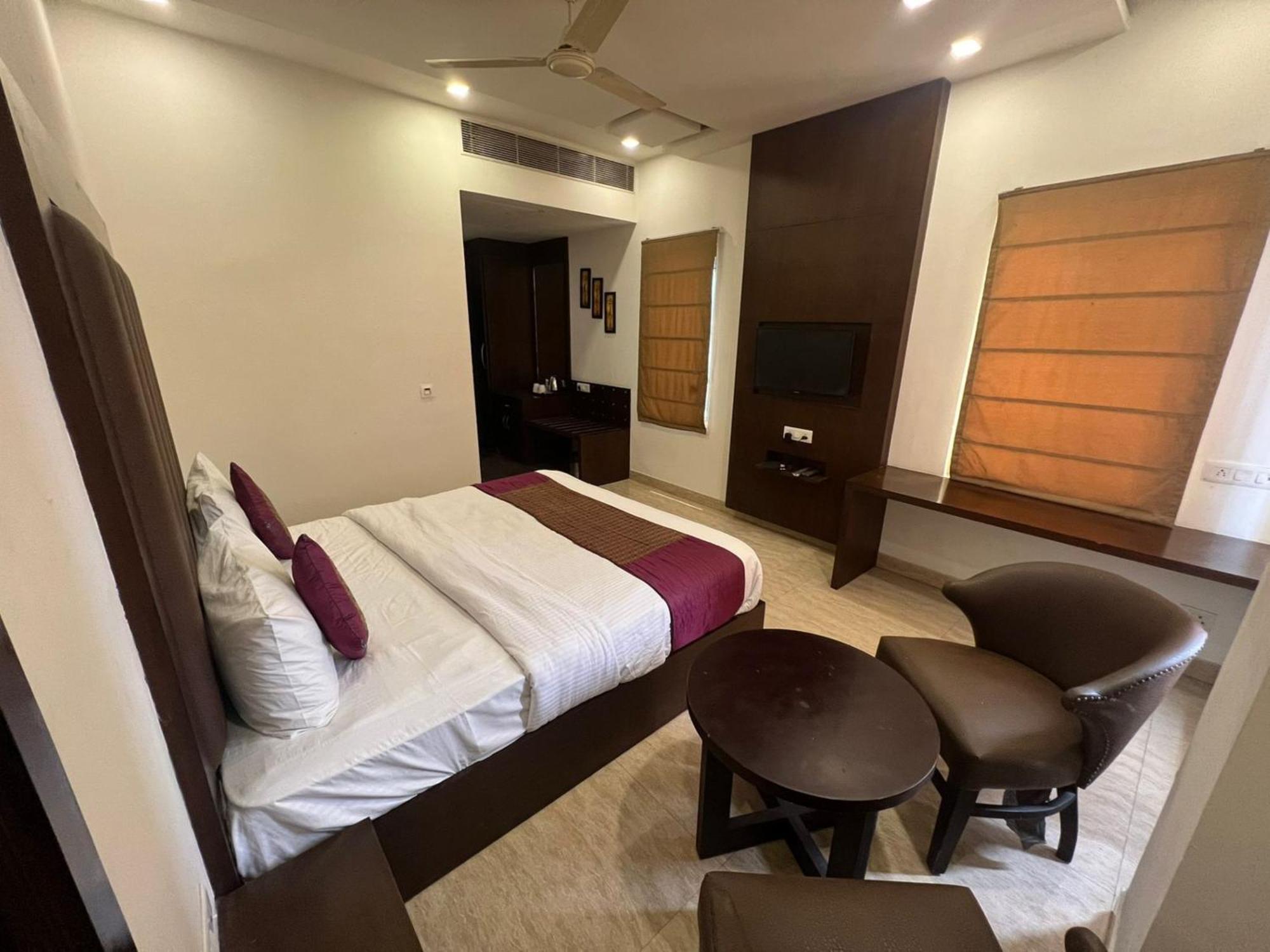 Hotel Royal Palace Hapur Exterior photo