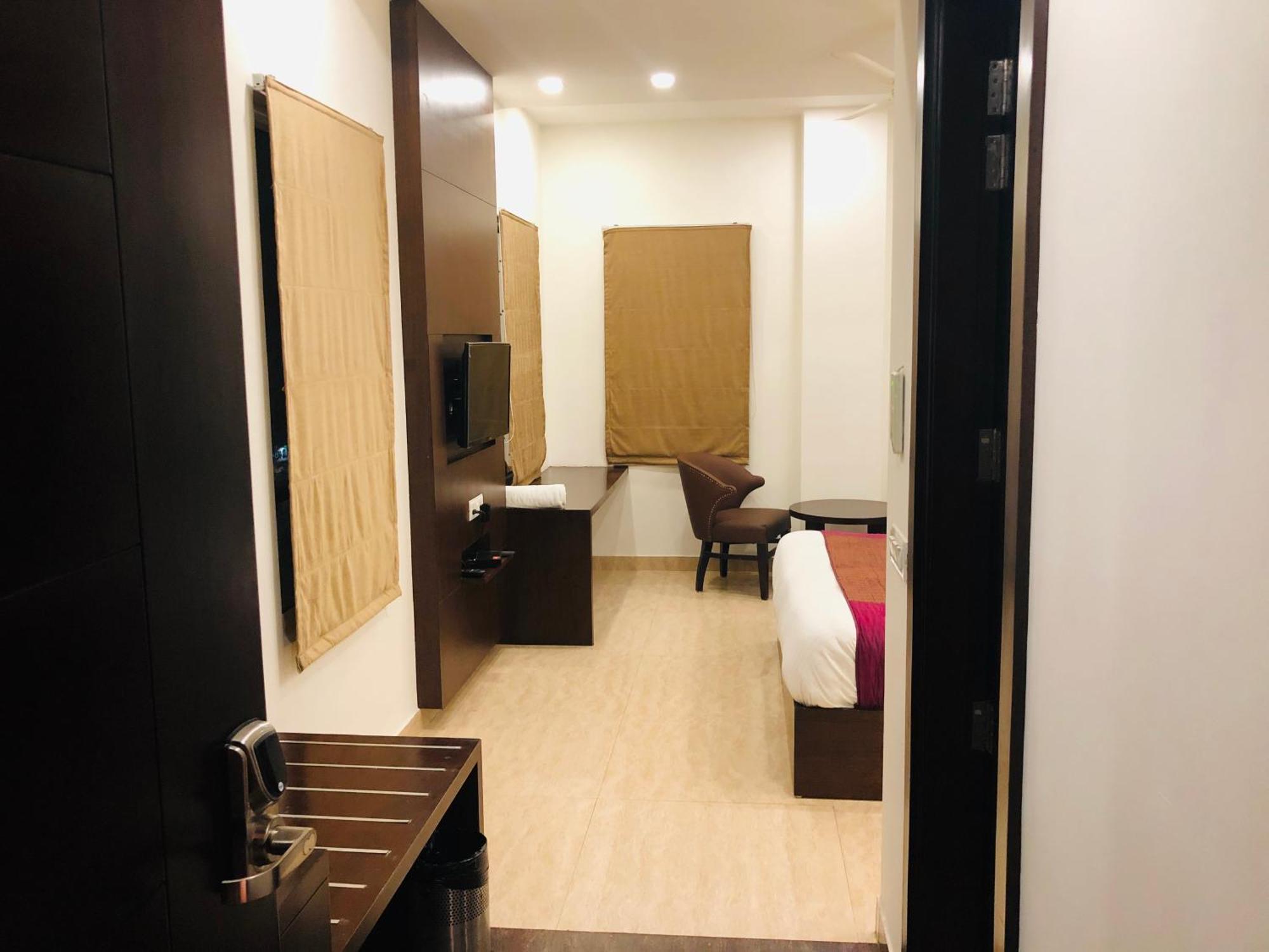 Hotel Royal Palace Hapur Exterior photo